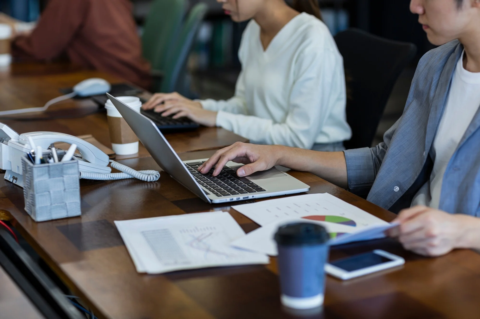 「仕事」のイメージ_真剣な表情でパソコンの操作をする男性