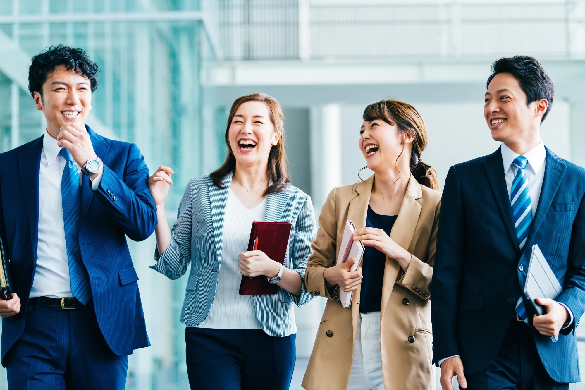 「良い職場」のイメージ_笑顔で会話する複数名の社員