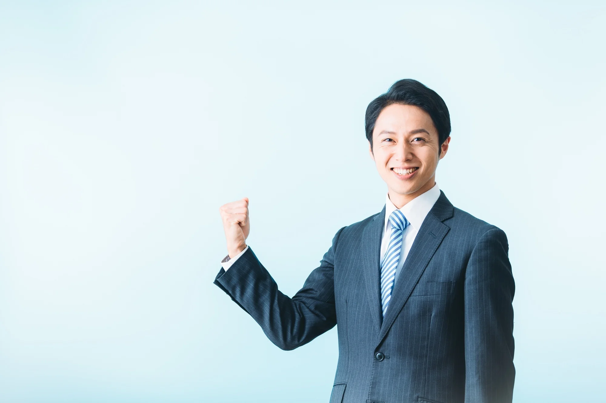 「解決策」のイメージ_笑顔でこちらを見ている男性