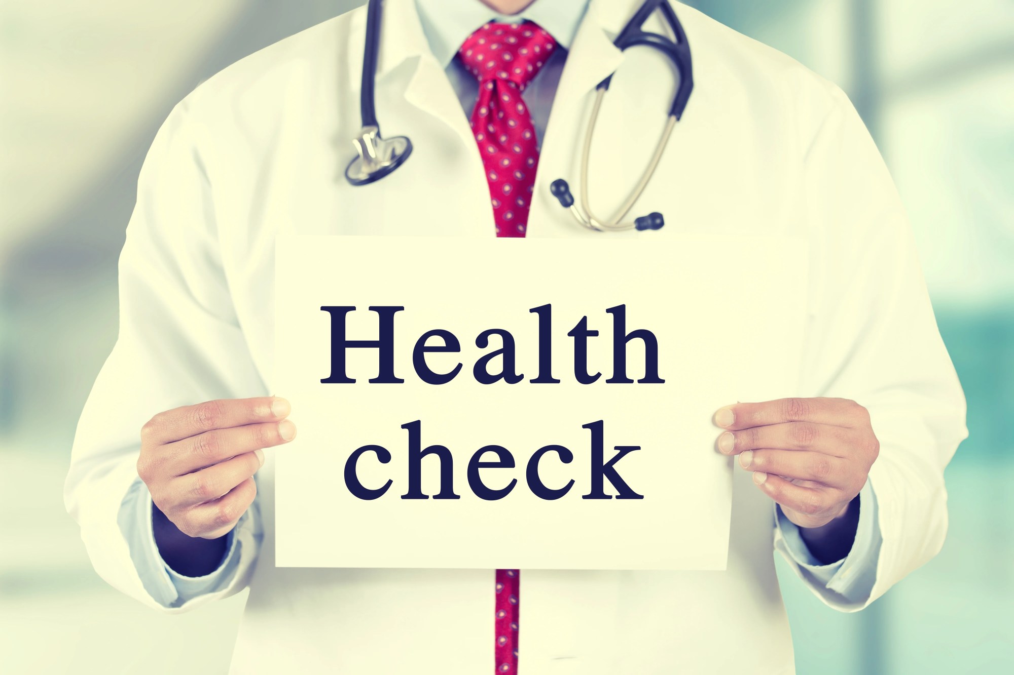 「ヘルスチェック」のイメージ_医師が「Health check」と明記されたボードを持っている様子