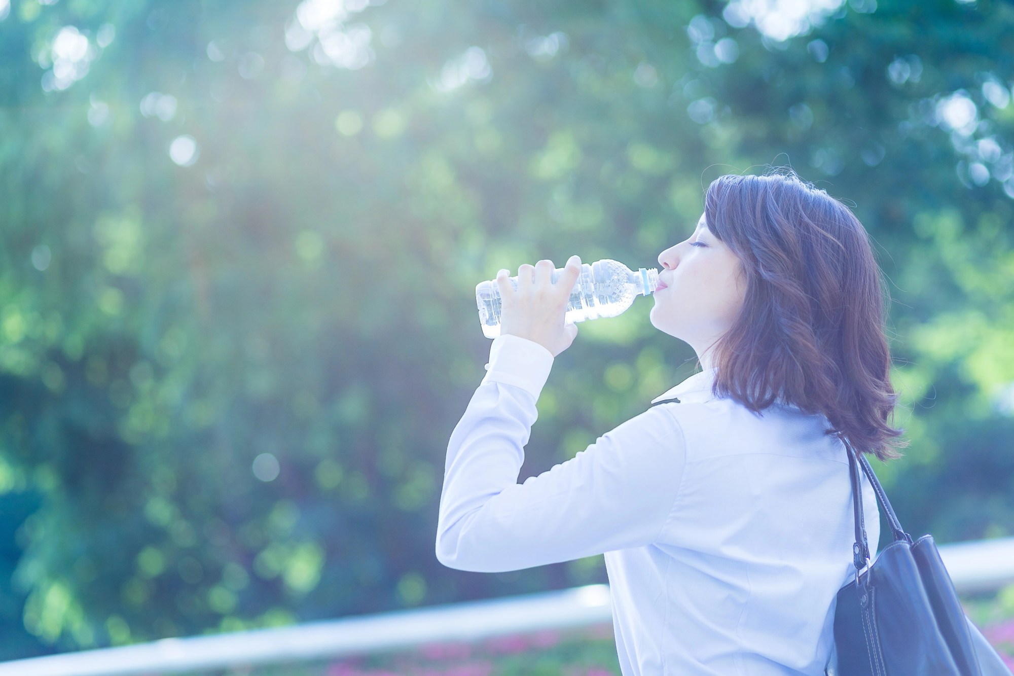 「水分補給」のイメージ_外出先で水を飲む女性