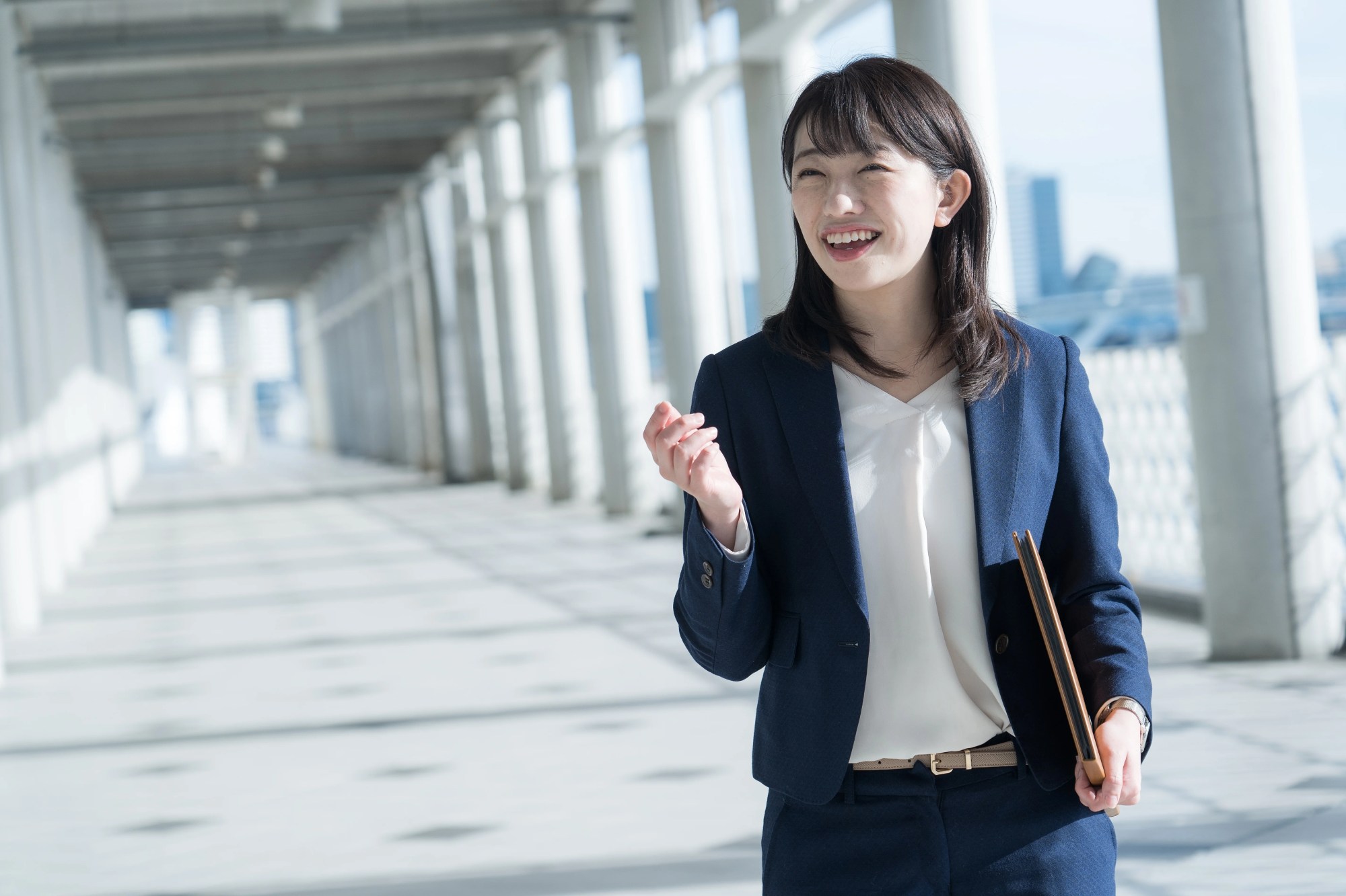 「解決策」のイメージ_清々しそうな笑顔の女性