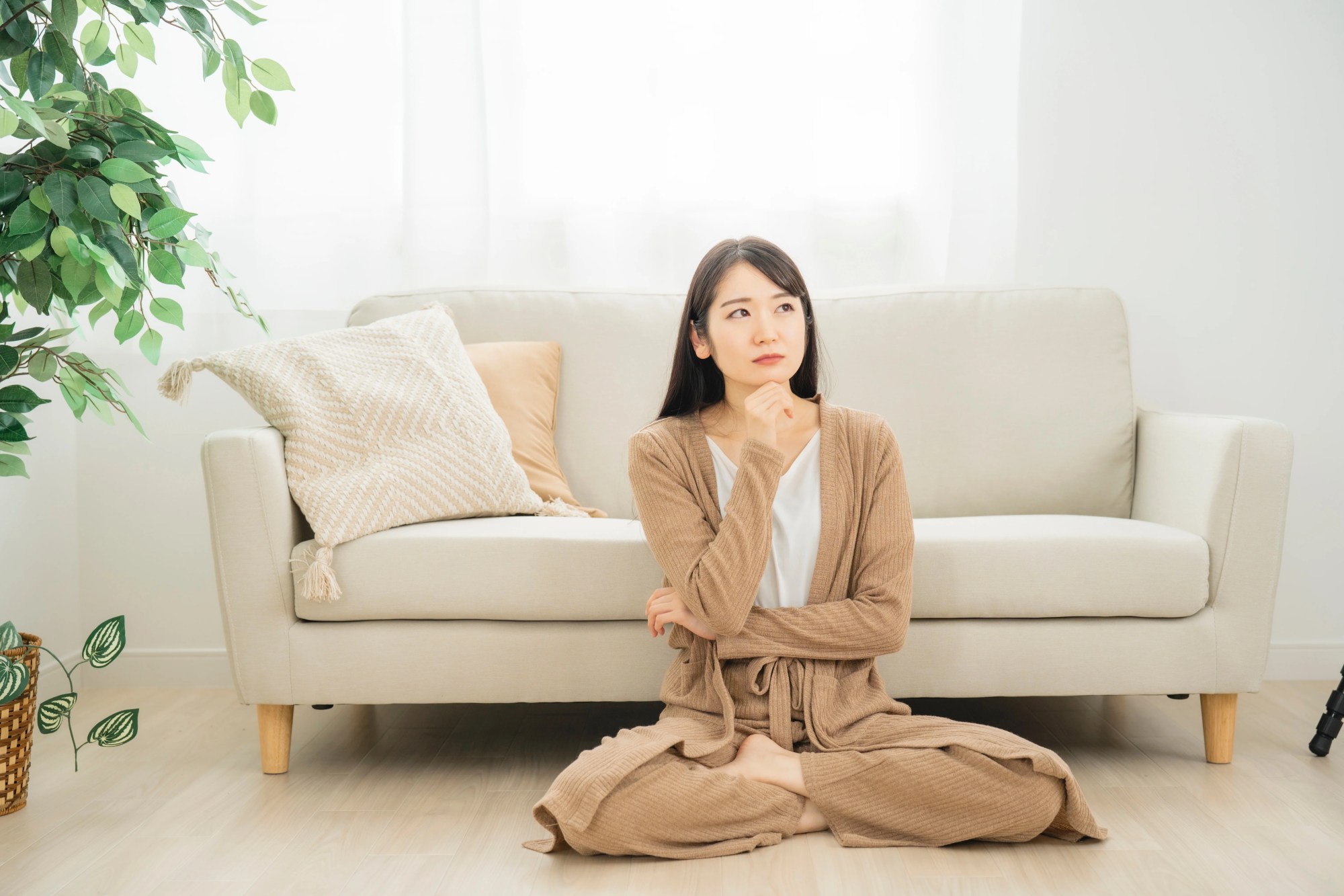 「考える」のイメージ_自宅で何かを考える女性