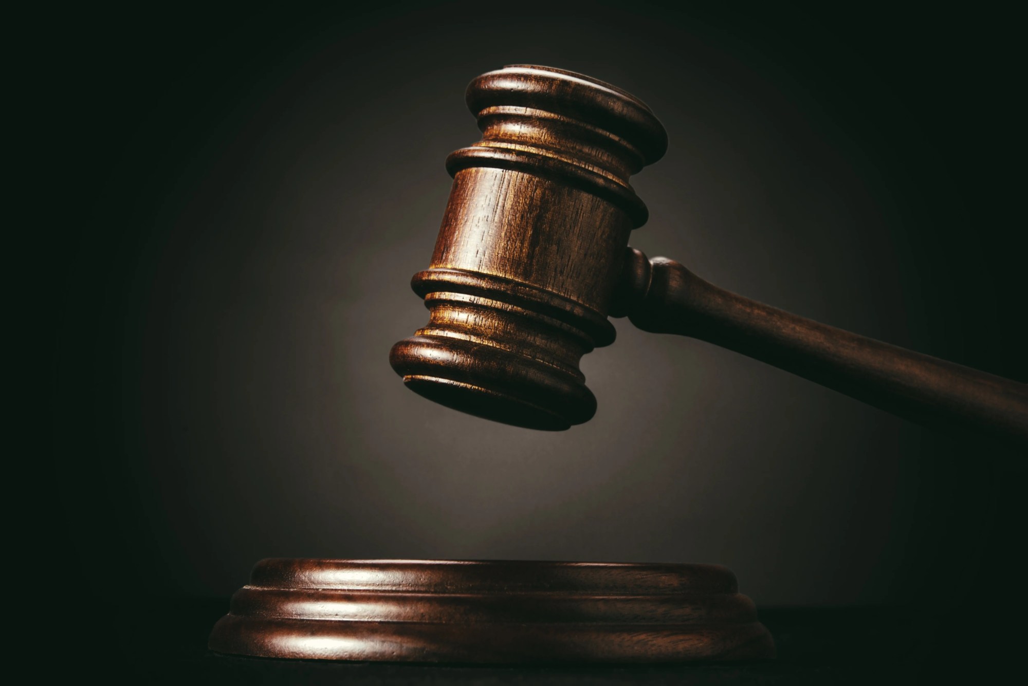 「裁判」のイメージ_ガベル