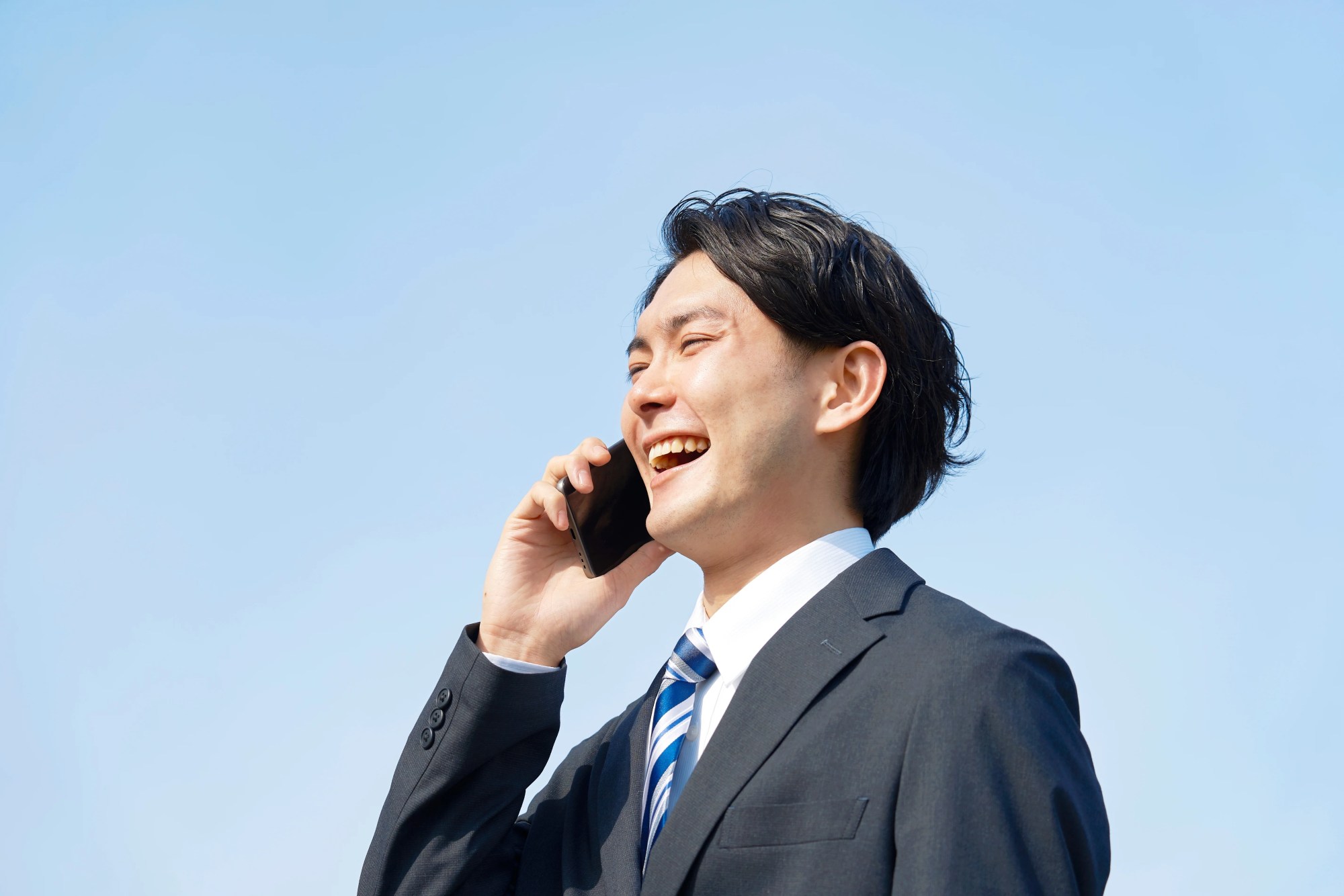 「解決策」のイメージ_笑顔で電話している男性