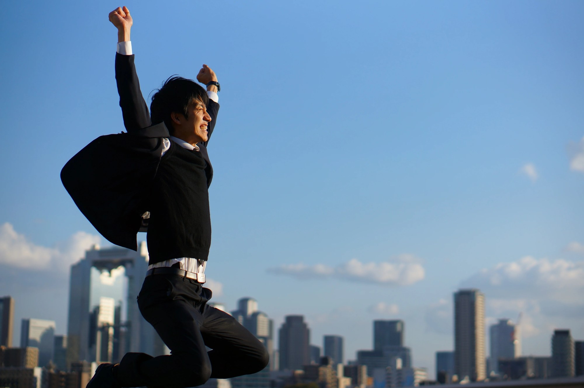 「成功」のイメージ_笑顔でジャンプをしている男性