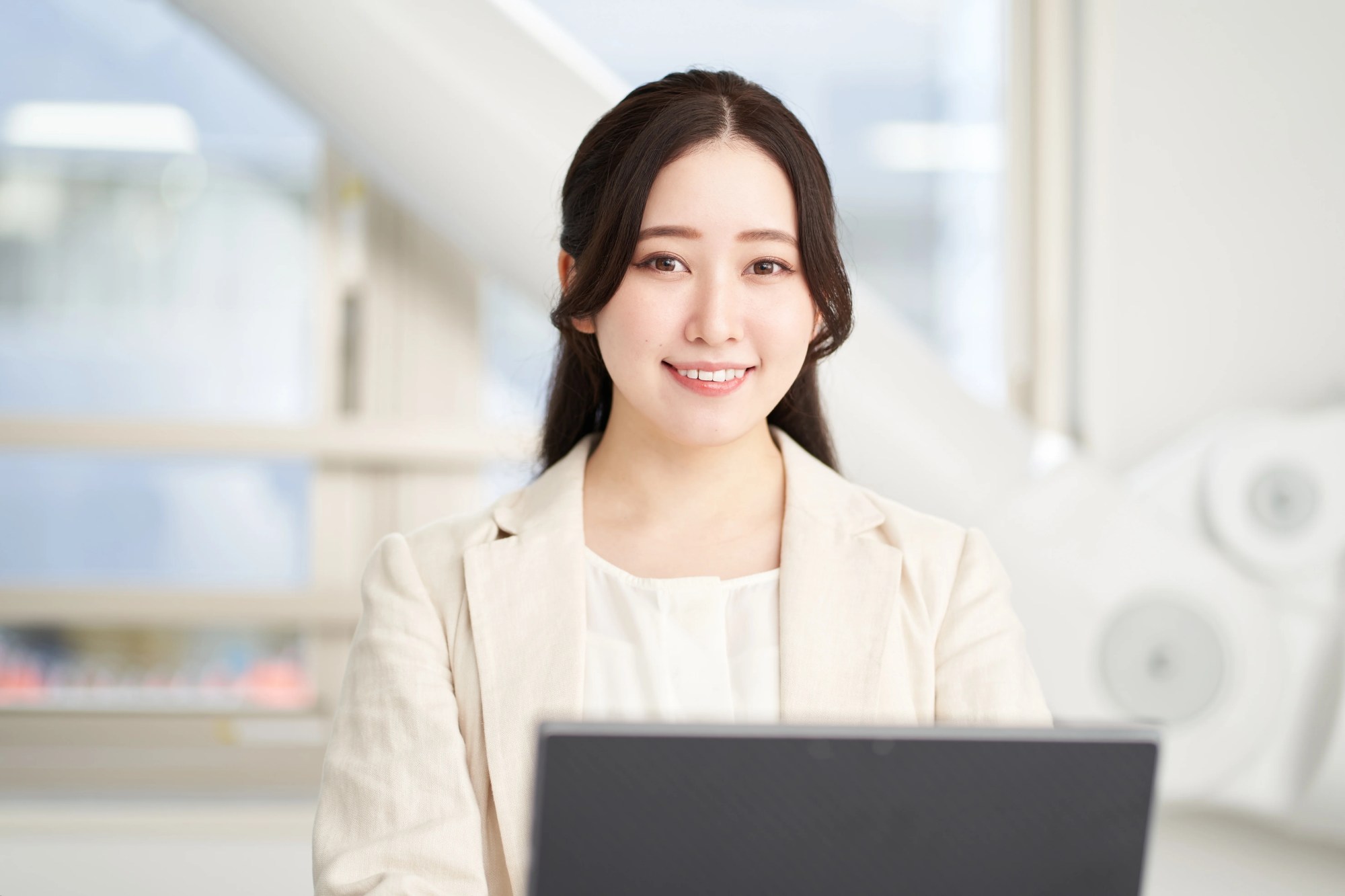 「ソリューション」のイメージ_笑顔でこちらを見ている女性