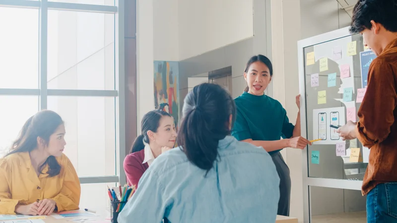 「プレゼン」のイメージ_真剣に話をしている複数名の男女