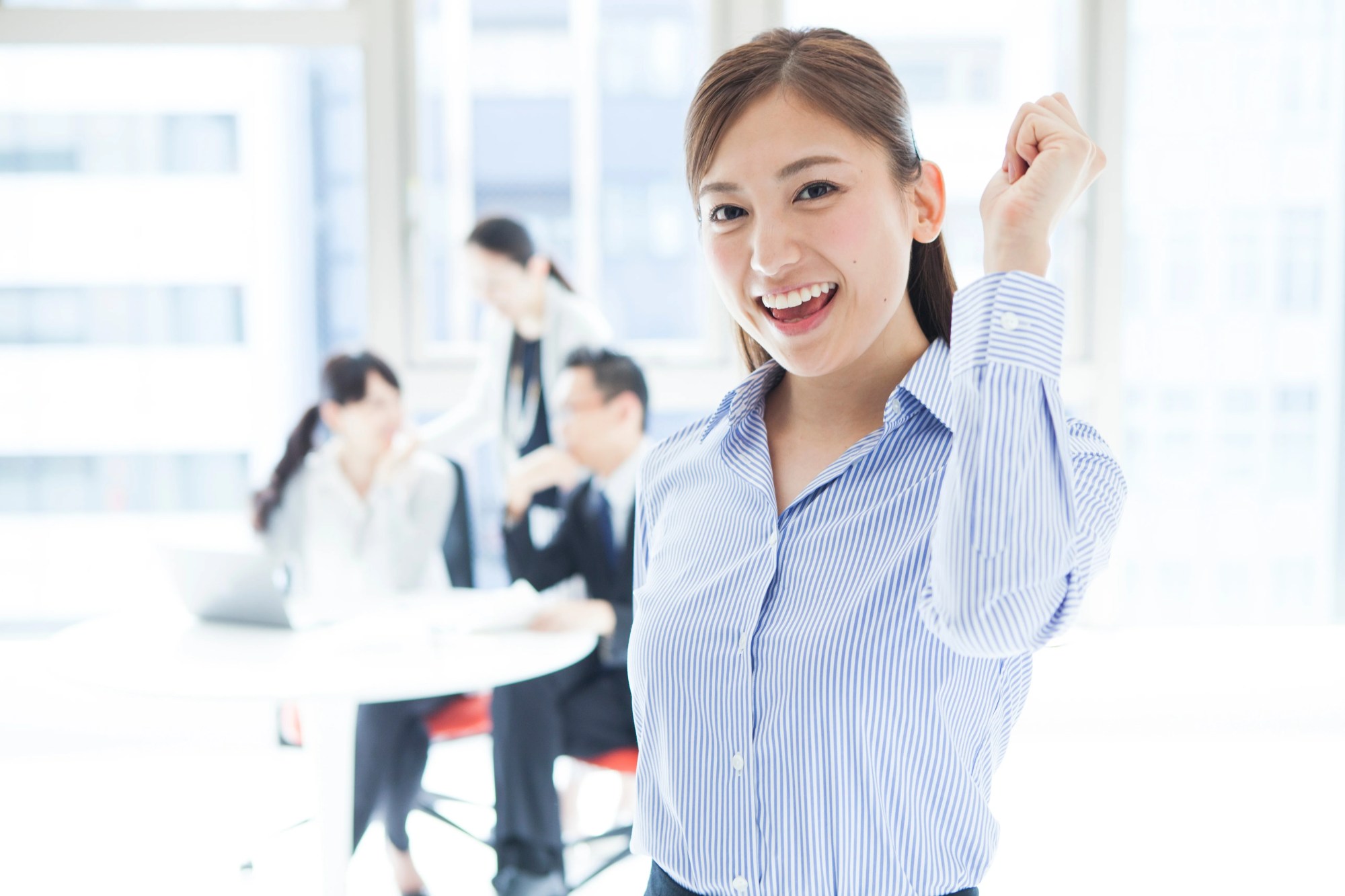 「解決策」のイメージ_笑顔でガッツポーズをとる女性