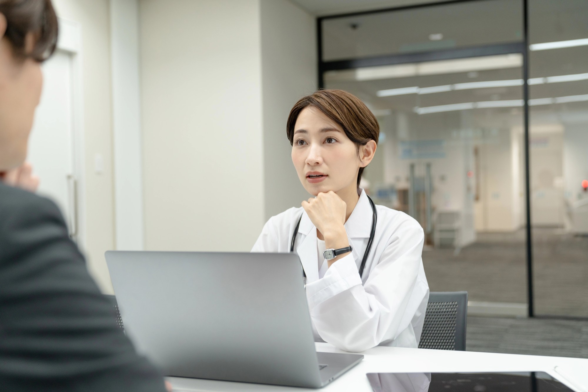 「面接指導」のイメージ_真剣に話を聞いている女性