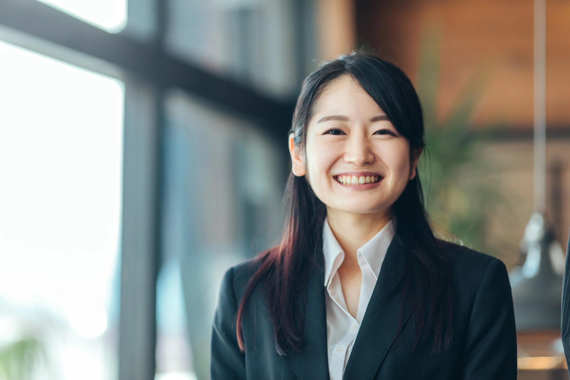 「ソリューション」のイメージ_笑顔でこちらを見ている女性