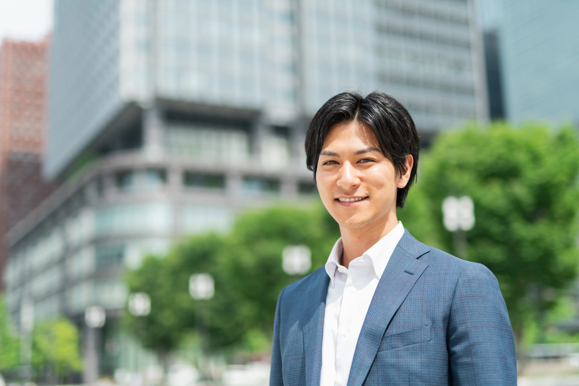 「解決策」のイメージ_笑顔でこちらを見ている男性