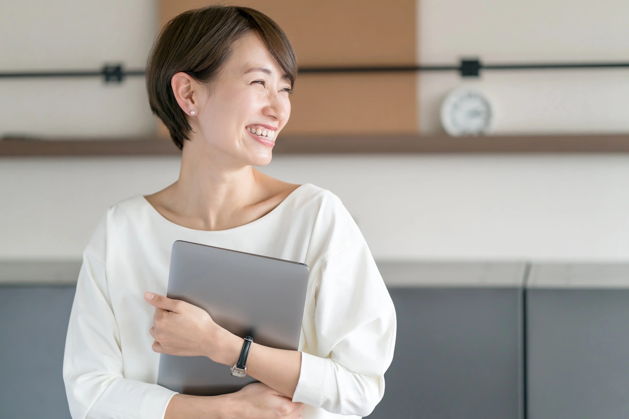 「解決策」のイメージ_笑顔でパソコンを持っている女性