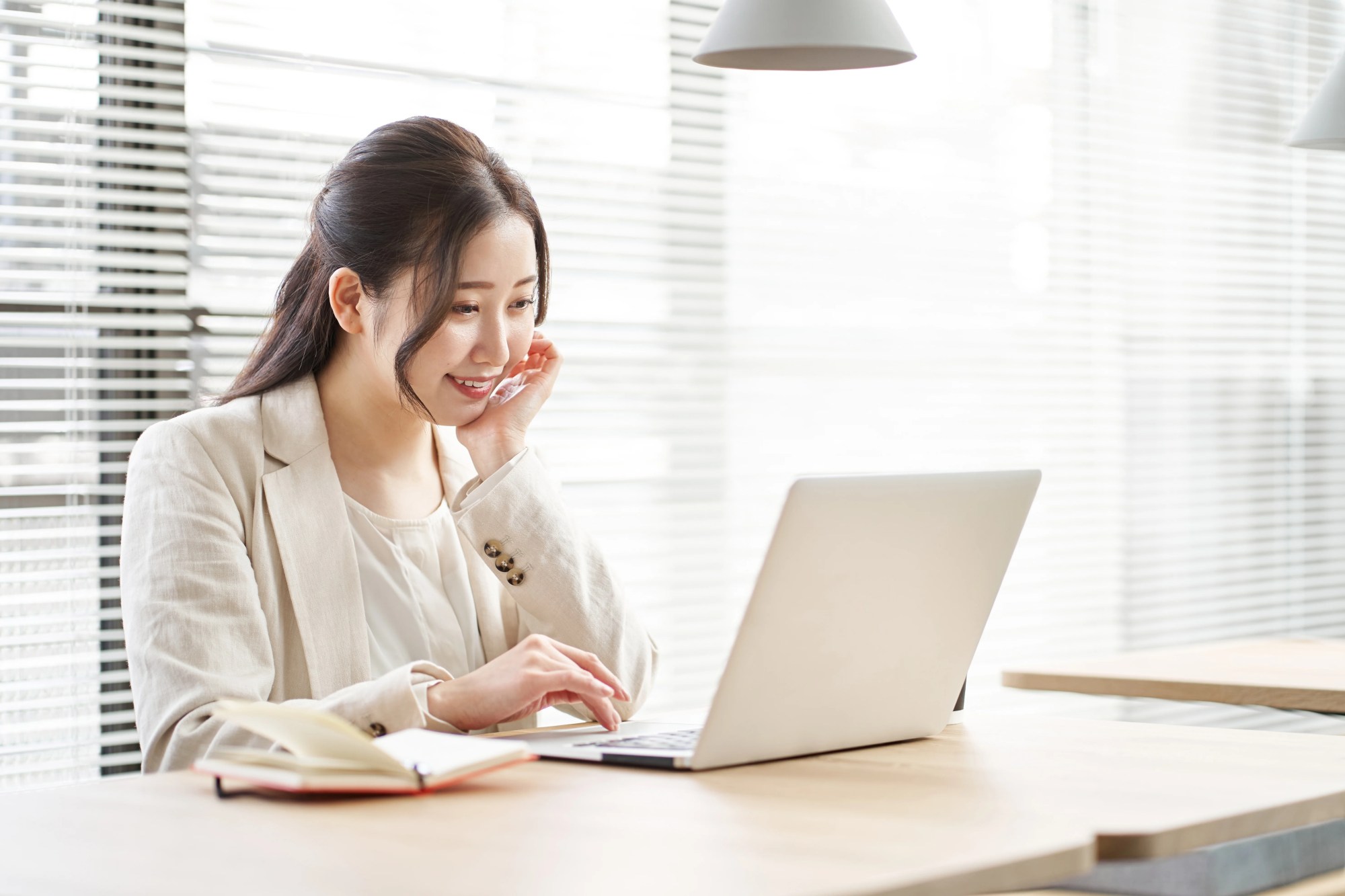 「女性活躍推進」のイメージ_笑顔でパソコンを操作する女性