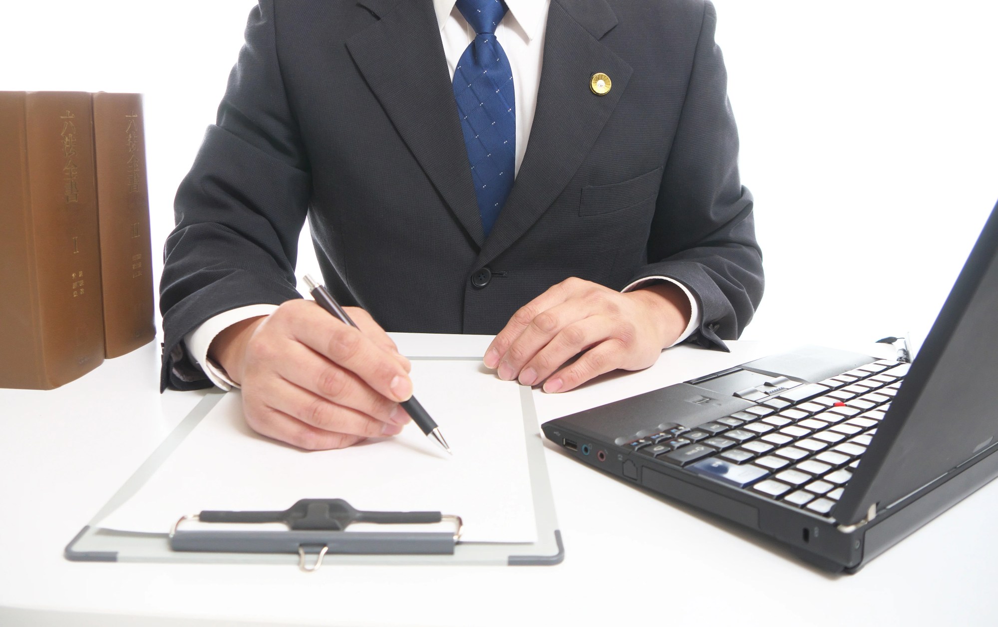 「手続き」のイメージ_パソコンとメモ