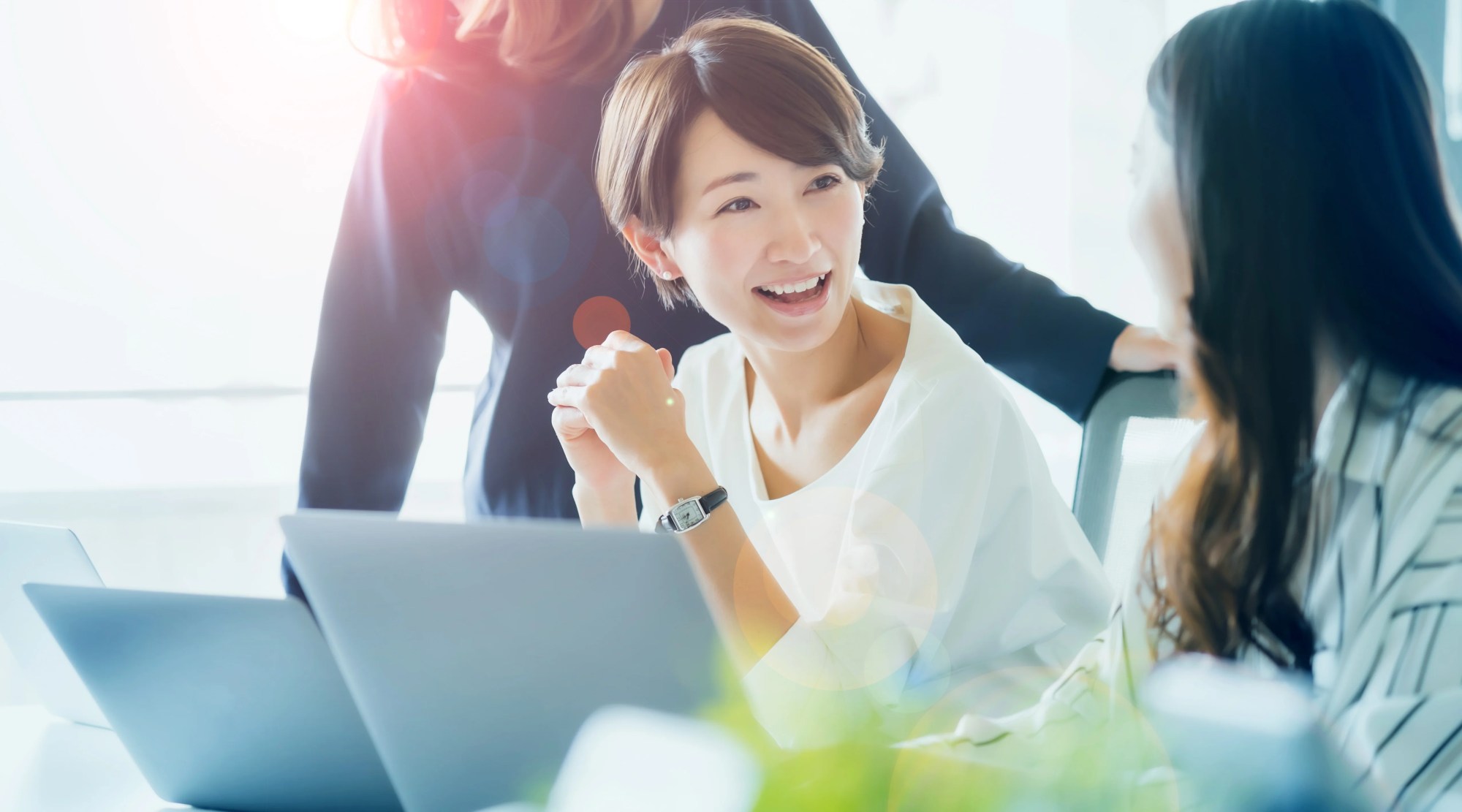 「話し合い」のイメージ_笑顔で話し合う数名の女性