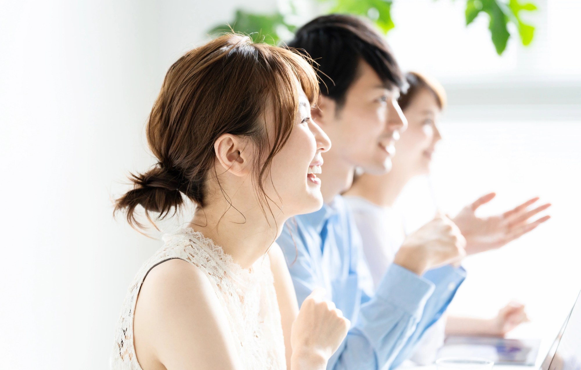 「良い職場」のイメージ_笑顔で話を聞く女性