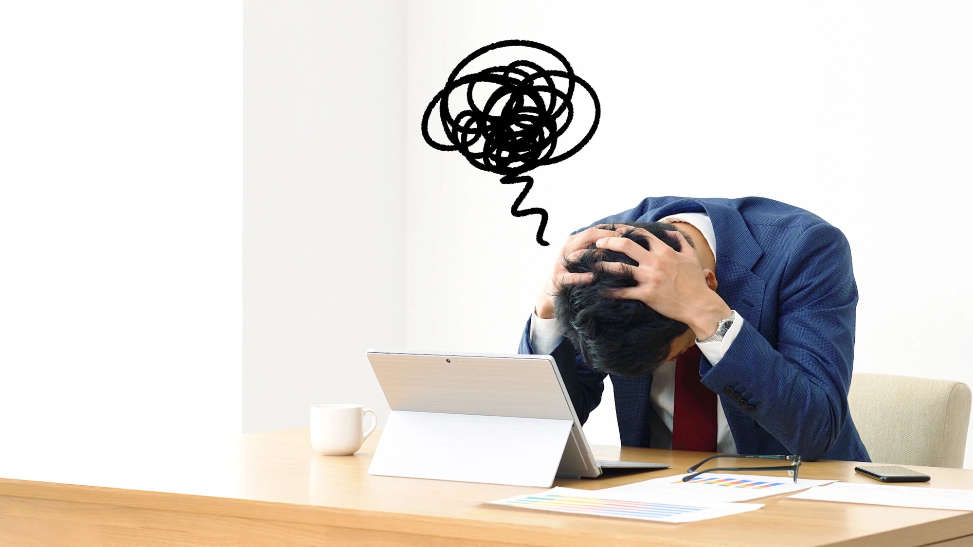 「ストレス」のイメージ_パソコンの前で頭を抱える男性