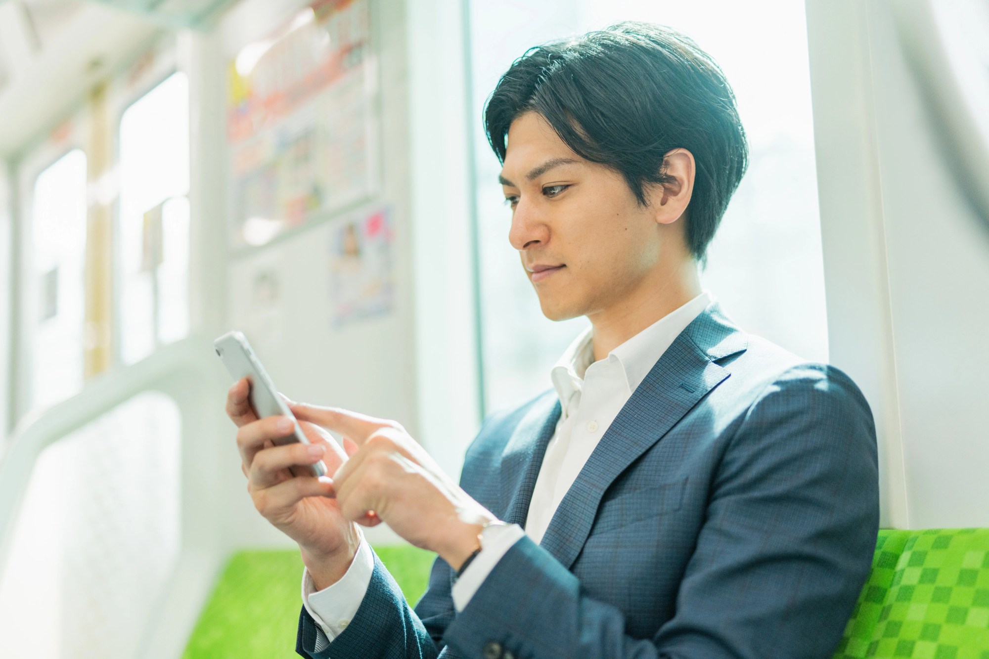 「ヘルスケアアプリ」のイメージ_スマホの操作をする男性