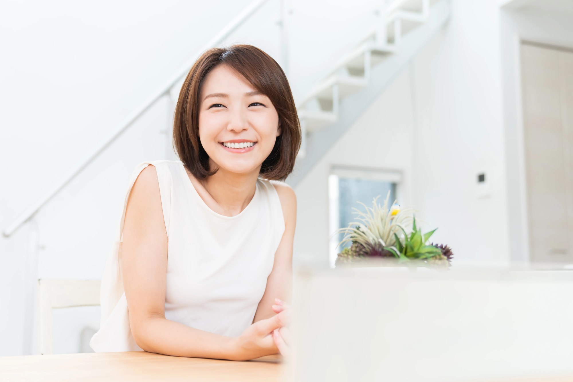 「ソリューション」のイメージ_清々しい笑顔を浮かべる女性