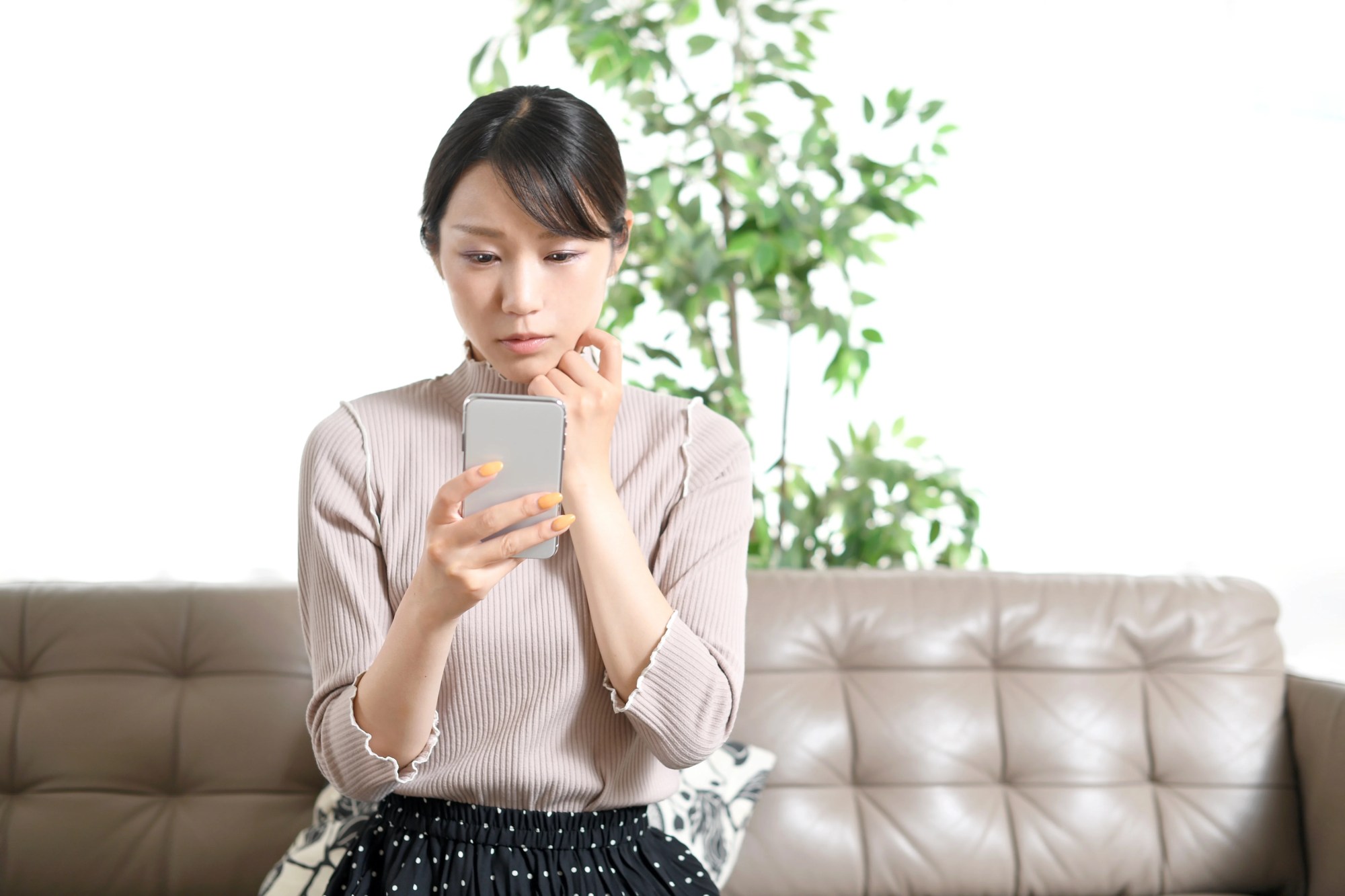 「ヘルスケアアプリ」のイメージ_真剣にスマホを見る女性