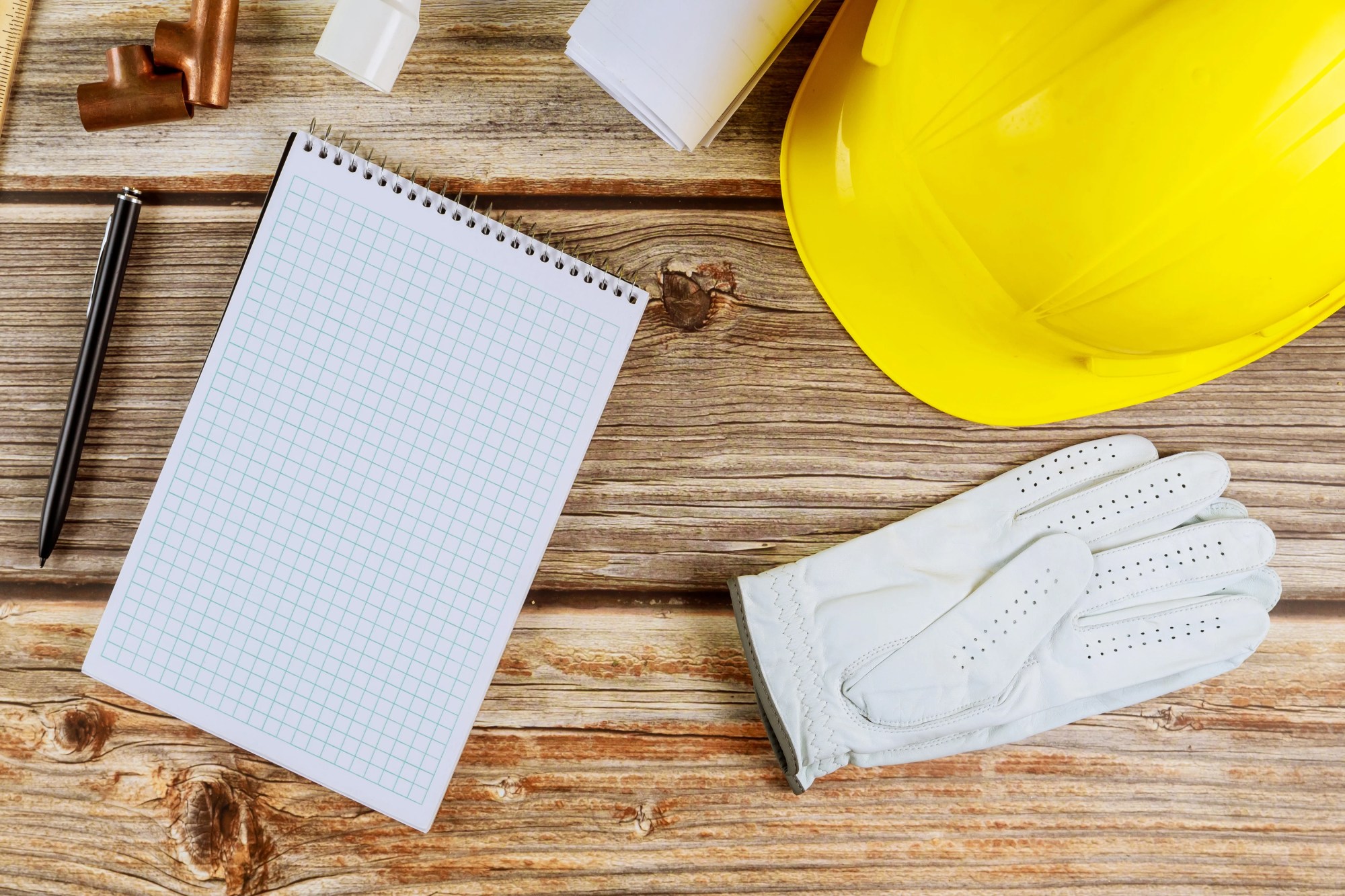 「安全」のイメージ_手袋とヘルメットとメモ