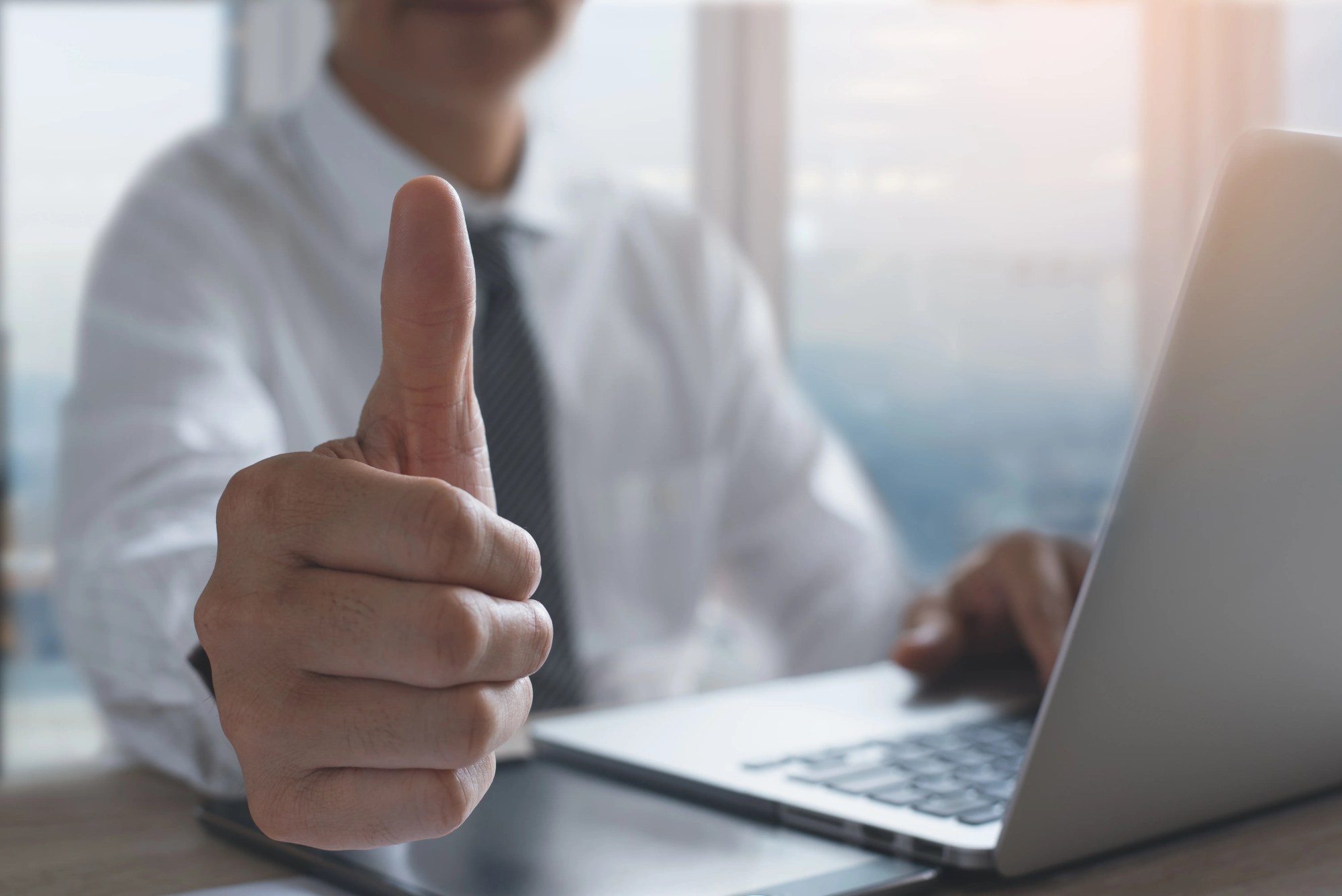 「解決」のイメージ_GOODのハンドサインをしている男性