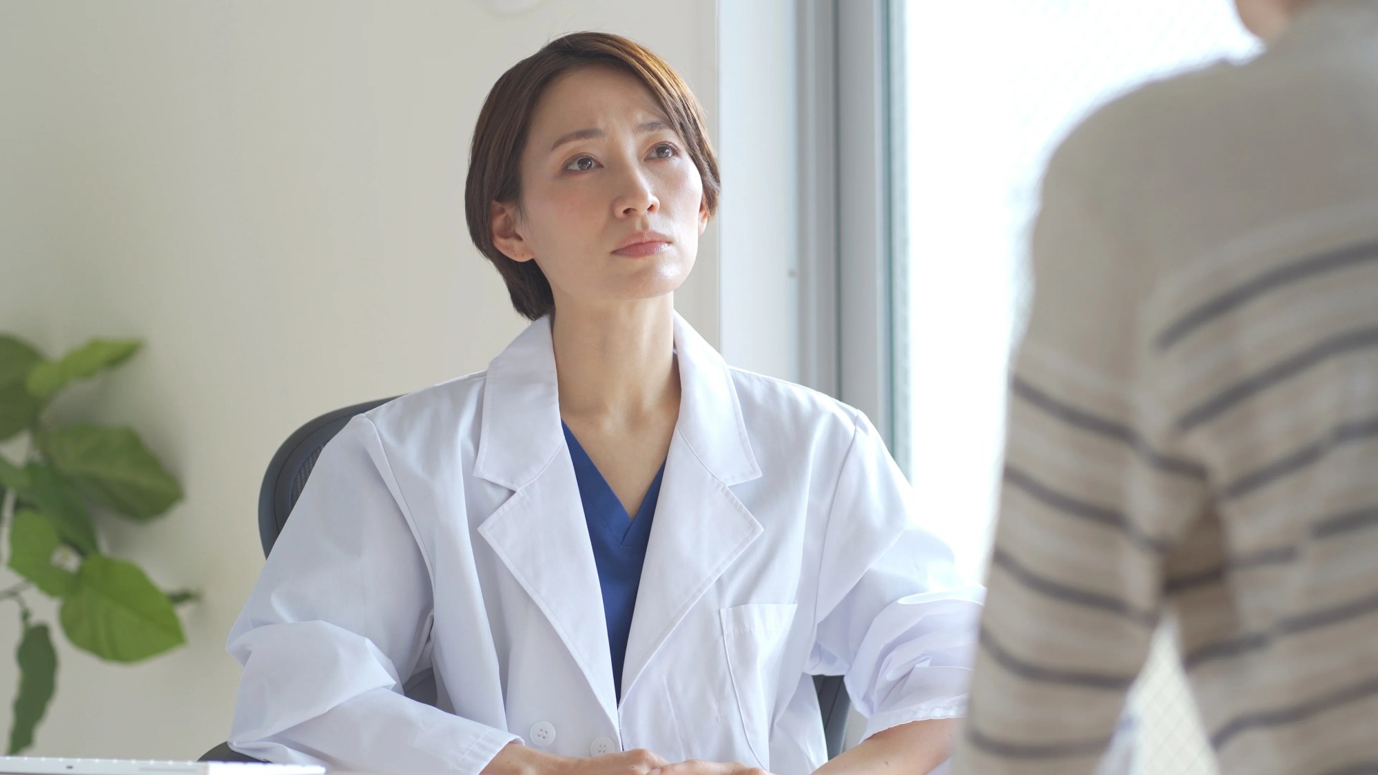 「診療」のイメージ_真剣に話をしている医師