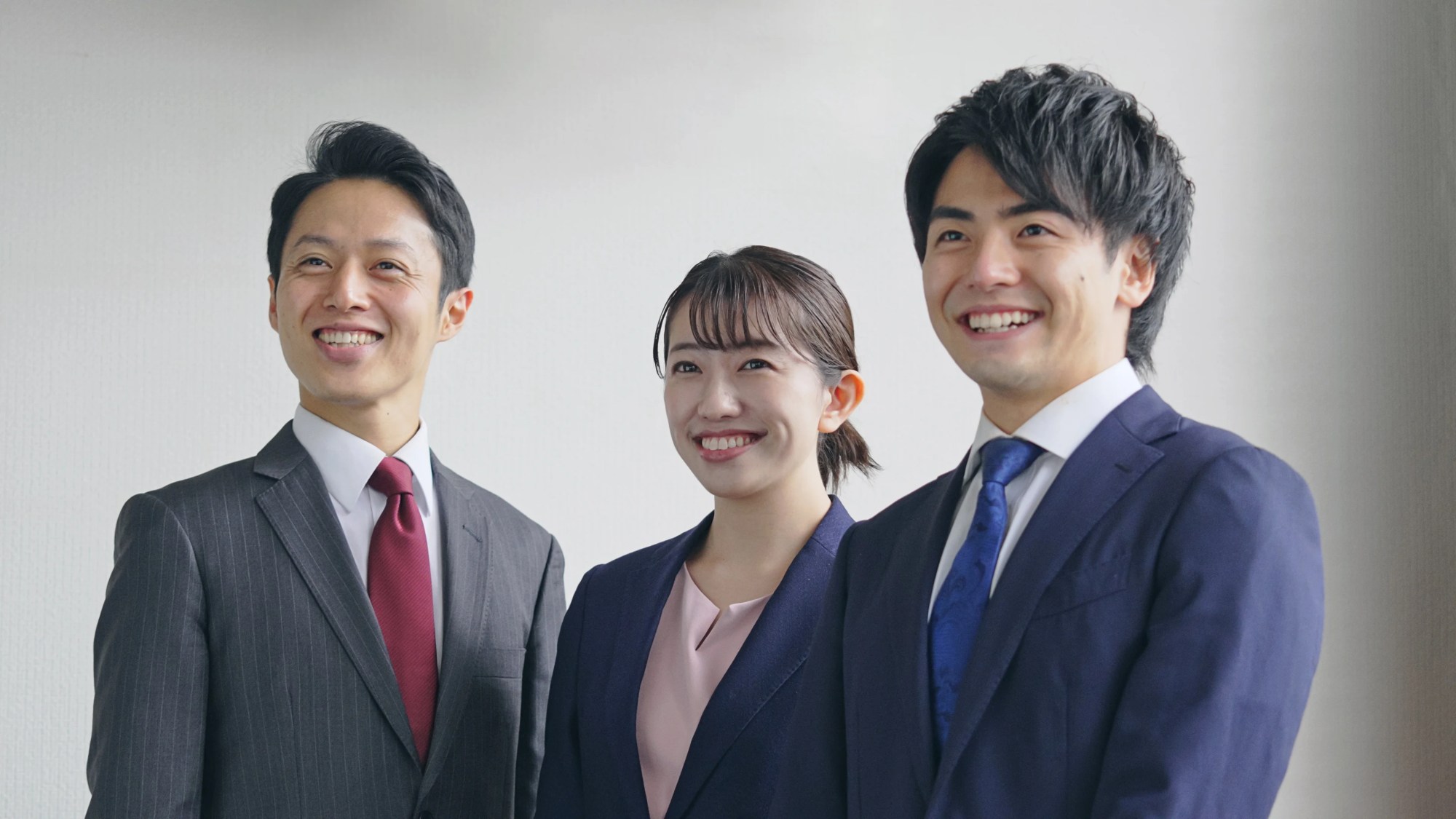 「ソリューション」のイメージ_3名の笑顔の社員