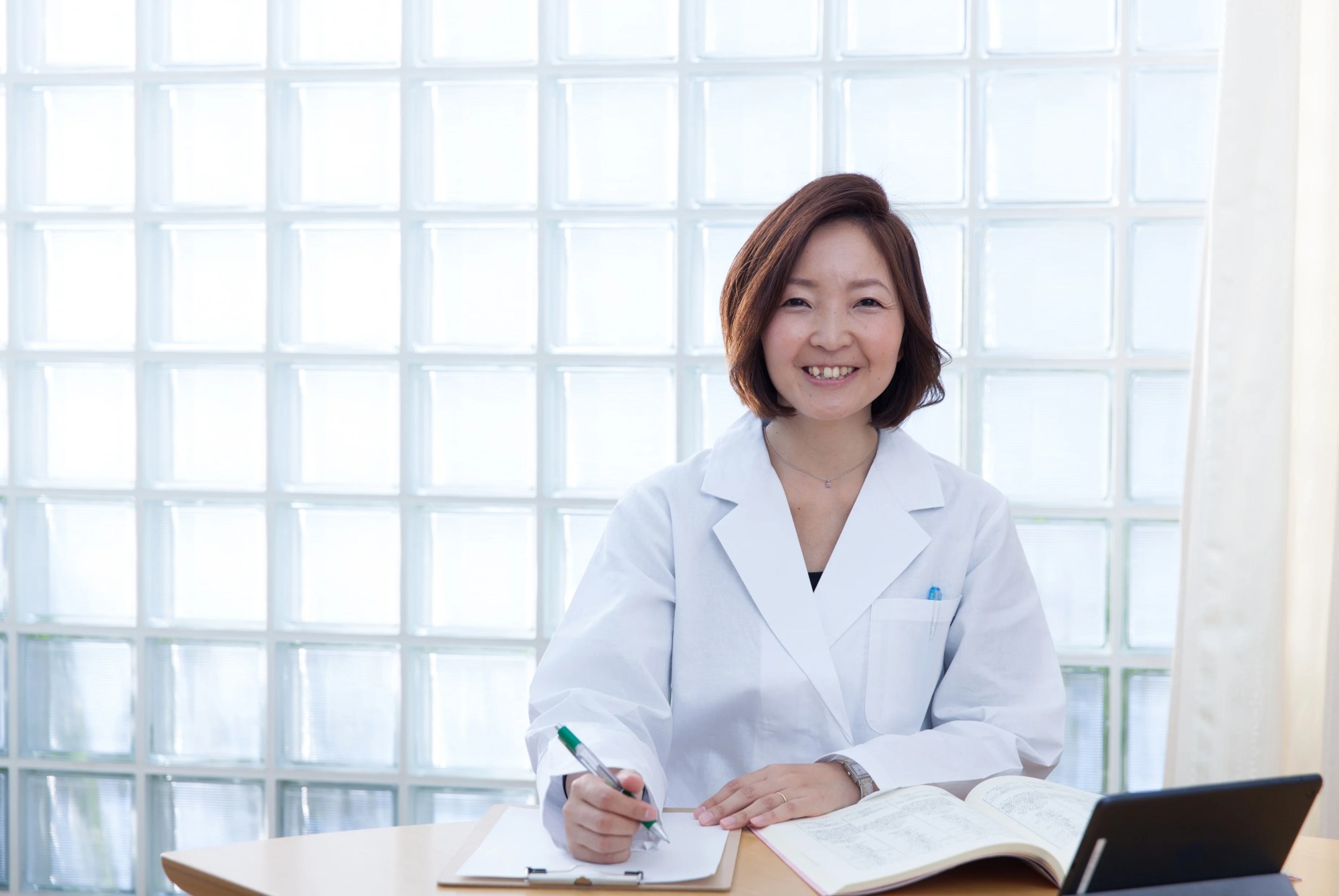 「医師」のイメージ_笑顔でこちらを見ている医師