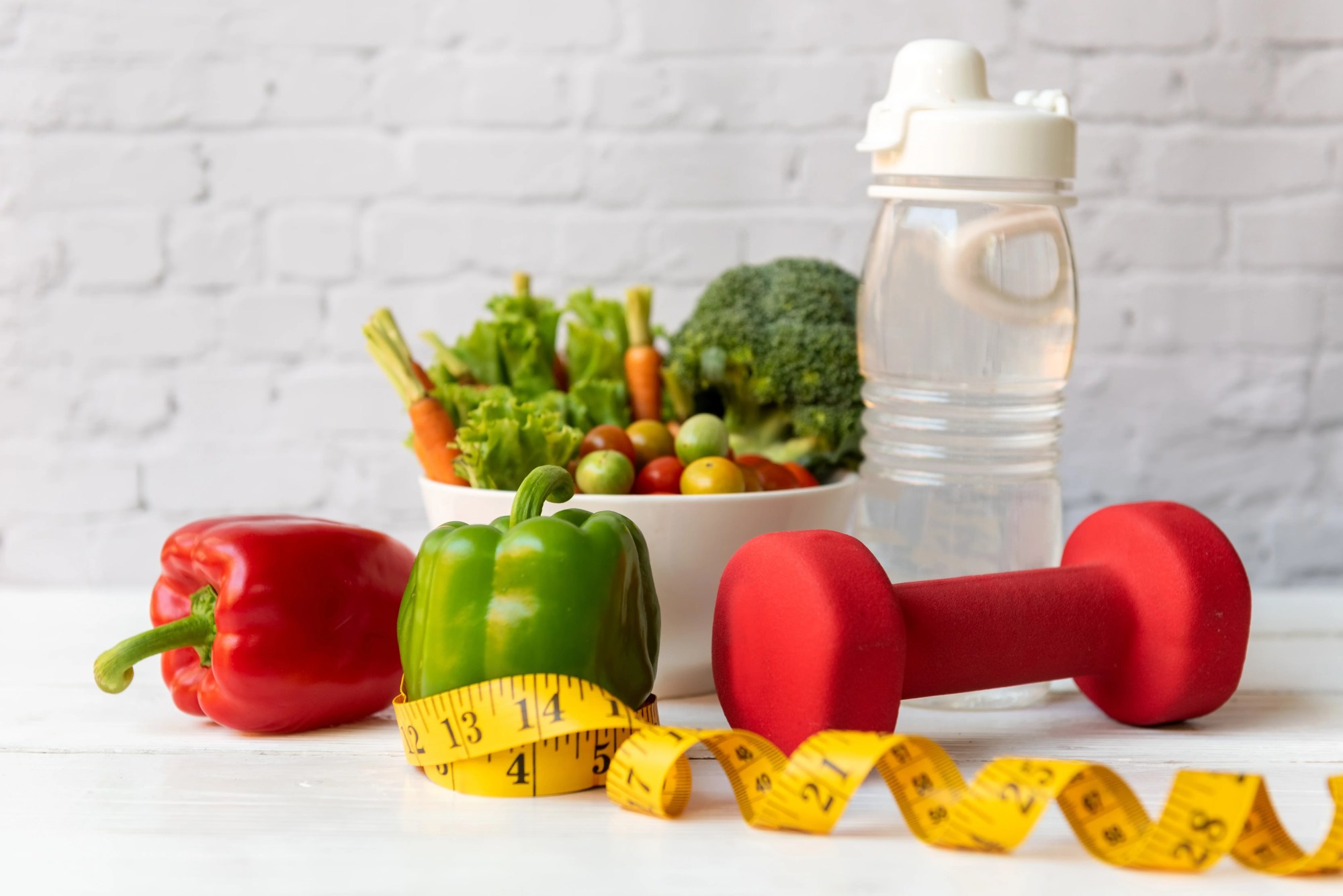 「健康」のイメージ_野菜・ダンベル・水