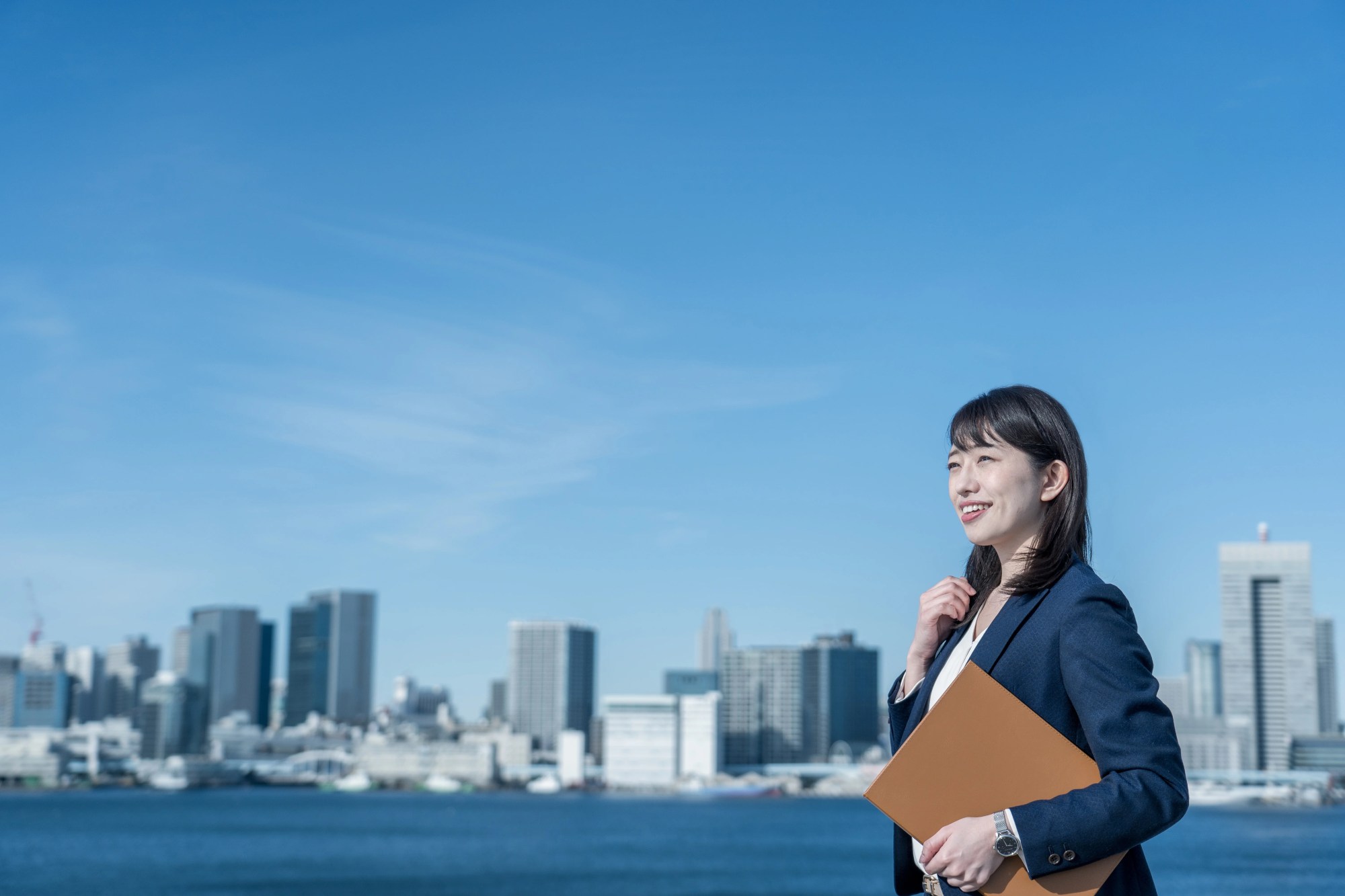 「ソリューション」のイメージ_笑顔で空を見上げる女性