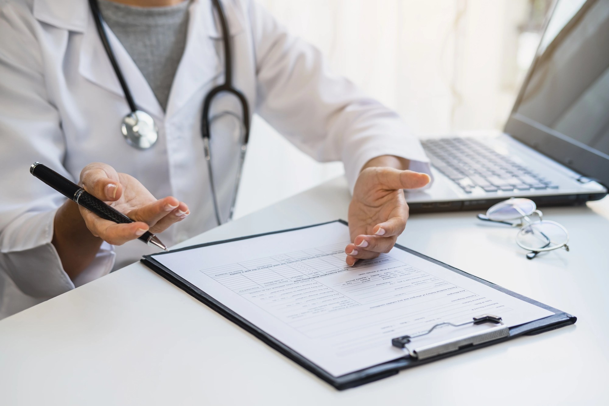 「診療」のイメージ_カルテを元に、真剣に話をしている医師