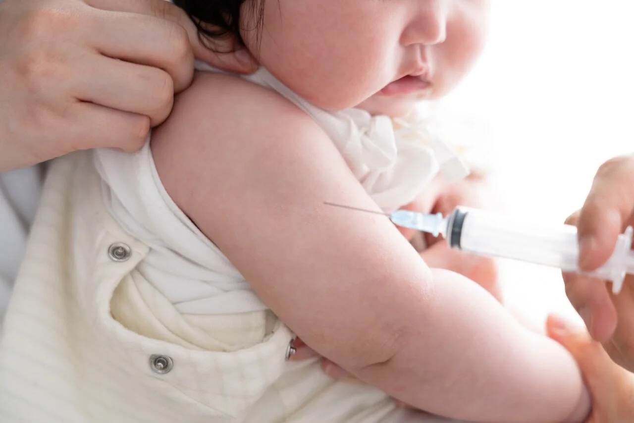 「赤ちゃんの予防接種」のイメージ_注射を受けている赤ちゃんの腕