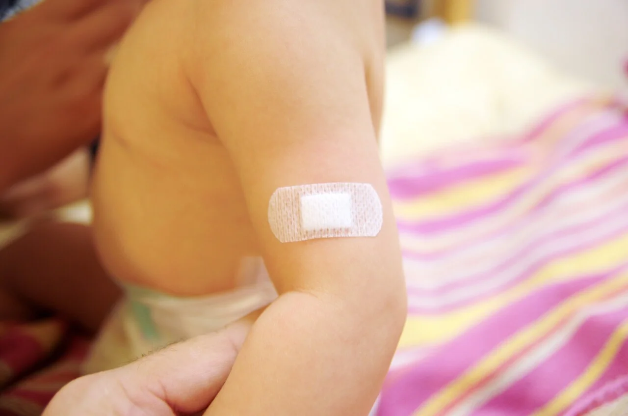 「赤ちゃんの予防接種」のイメージ_絆創膏を貼っている赤ちゃんの腕