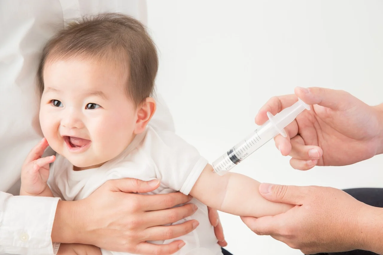 「赤ちゃんの予防接種」のイメージ_注射を受けている赤ちゃん