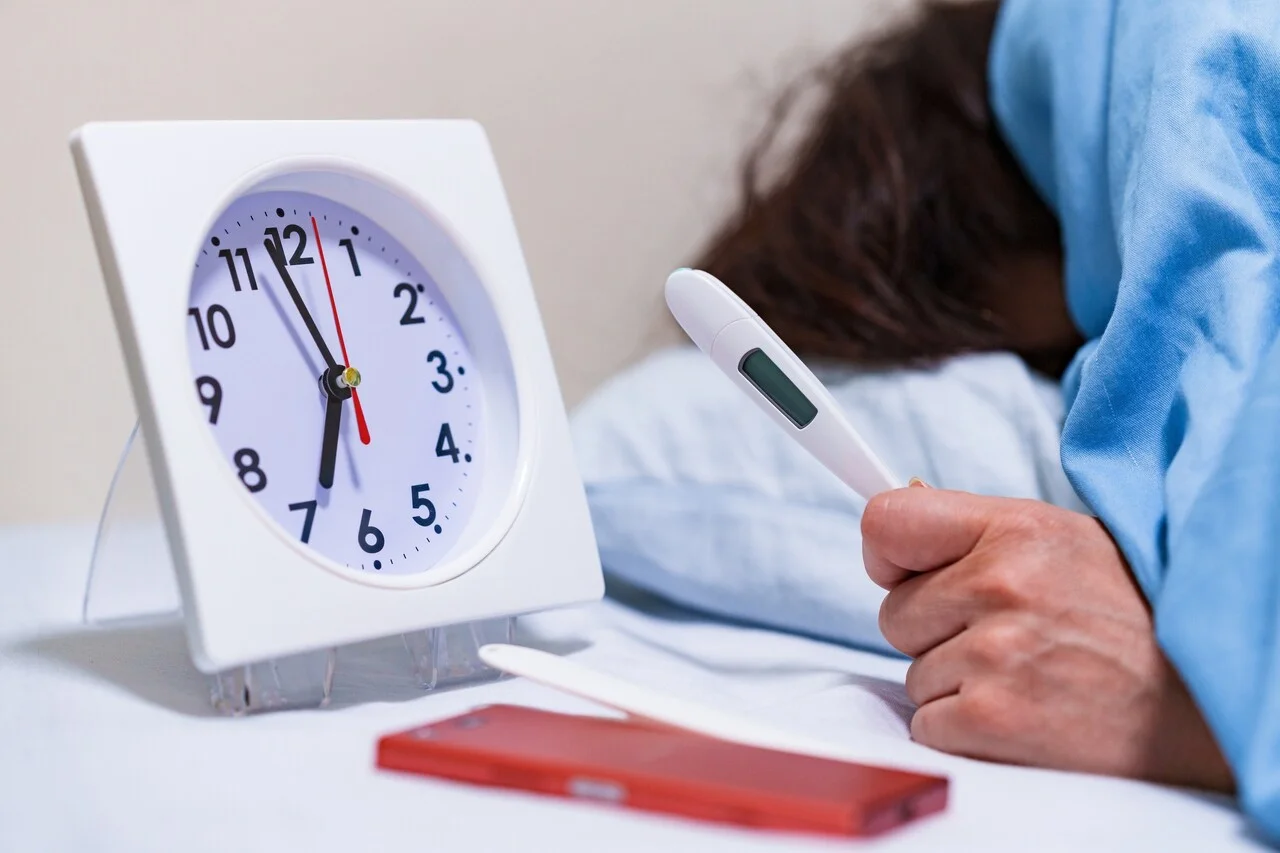 「発熱」のイメージ_体温計と時計