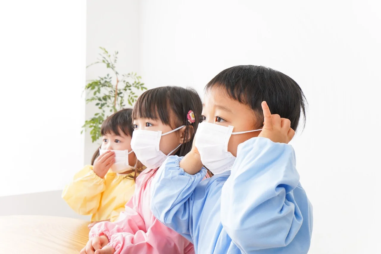「コロナ対策」のイメージ_マスクをつけている3人の園児