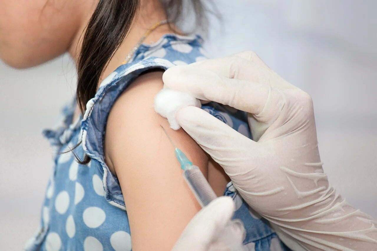 「子供のワクチン接種」のイメージ_注射を受けている幼児の腕