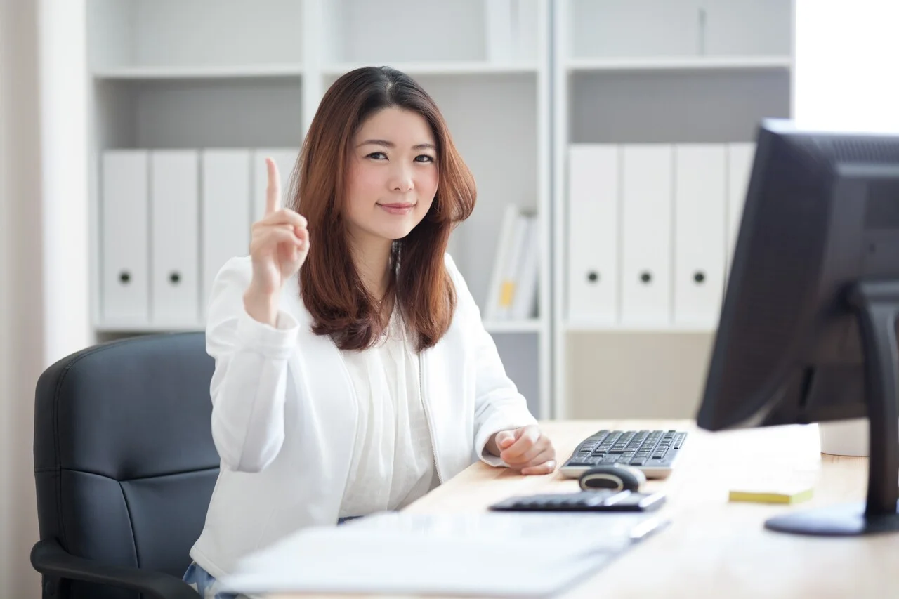 「ポイント」のイメージ_ポイントのハンドサインをしている笑顔の女性