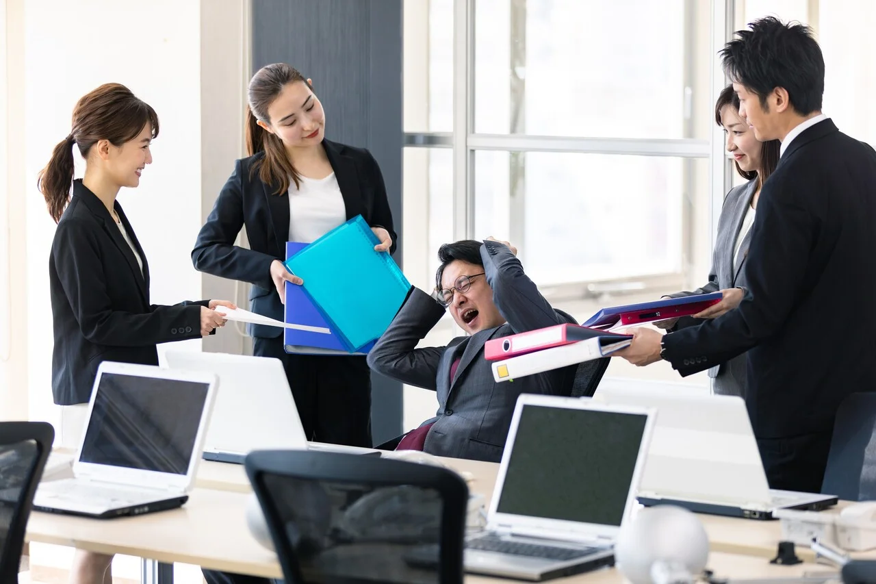 「労働不足」のイメージ_複数のタスクを一度に求められ、爆発する男性