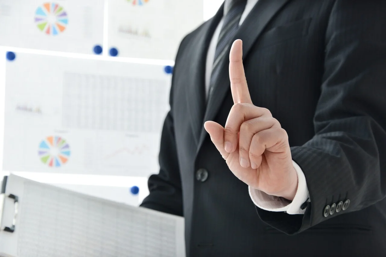 「ポイント」のイメージ_ポイントのハンドサインをしている男性の手元