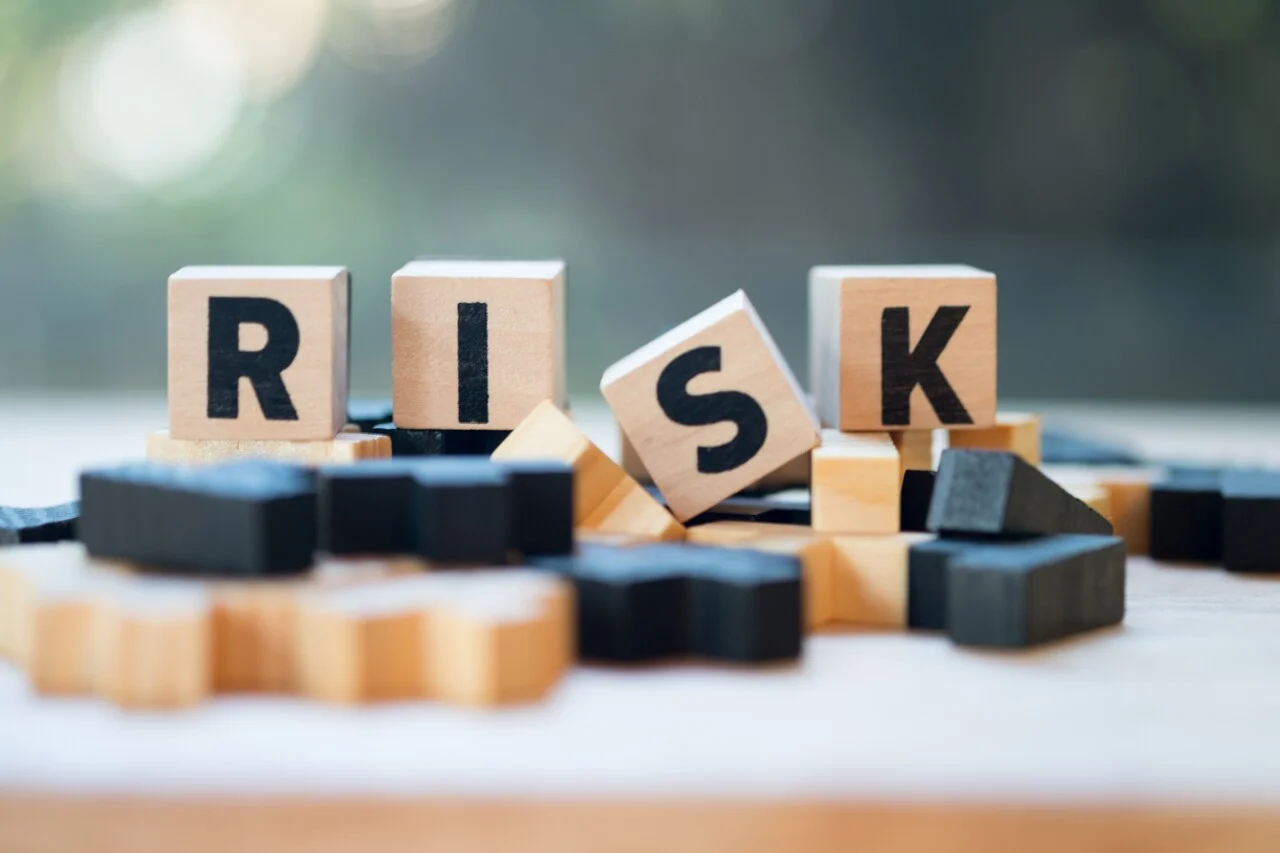 「リスク」のイメージ_RISKとプリントされた木製のブロック