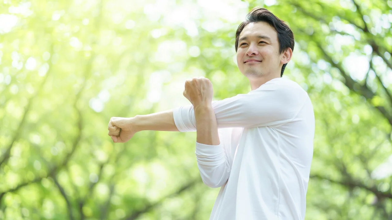 「健康」のイメージ_笑顔でストレッチをしている男性