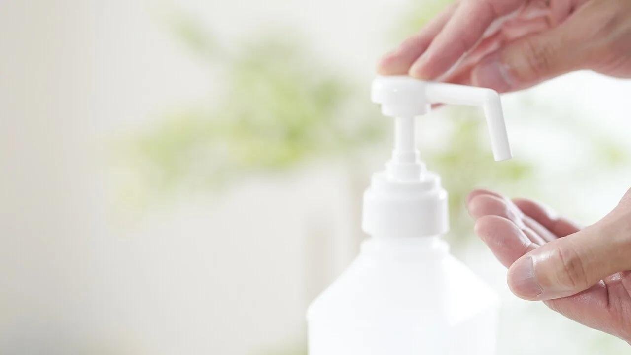 「アルコール消毒」のイメージ_アルコール消毒をしている男性の手元