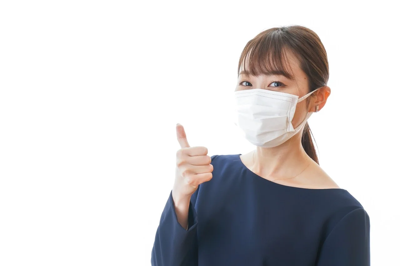 「感染症対策」のイメージ_マスクをしてグッドポーズをしている女性