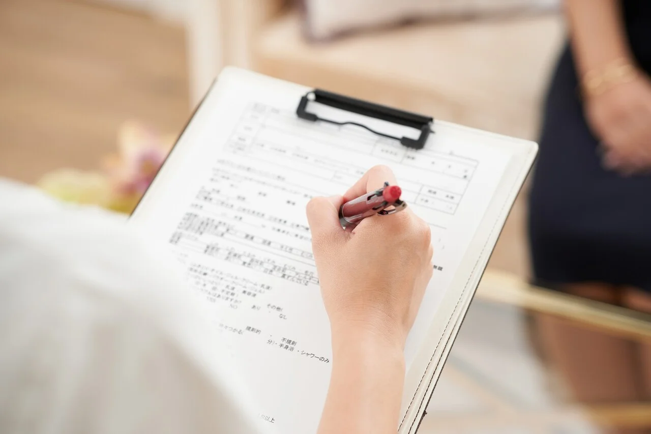 「アンケート」のイメージ_アンケートに答える女性の手元