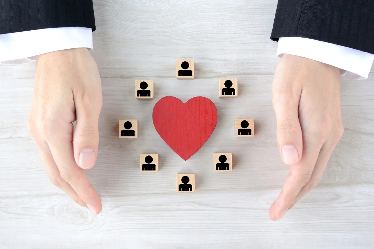 「従業員満足度」のイメージ_ハートの模型と、周りを囲む人の模型