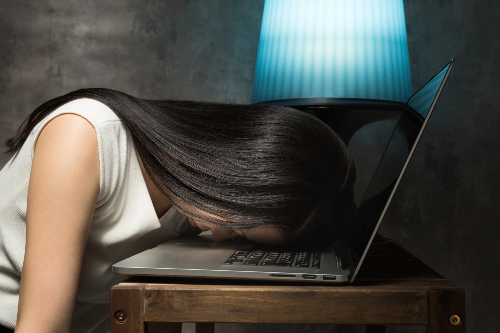「ストレス」のイメージ_パソコンに突っ伏す女性