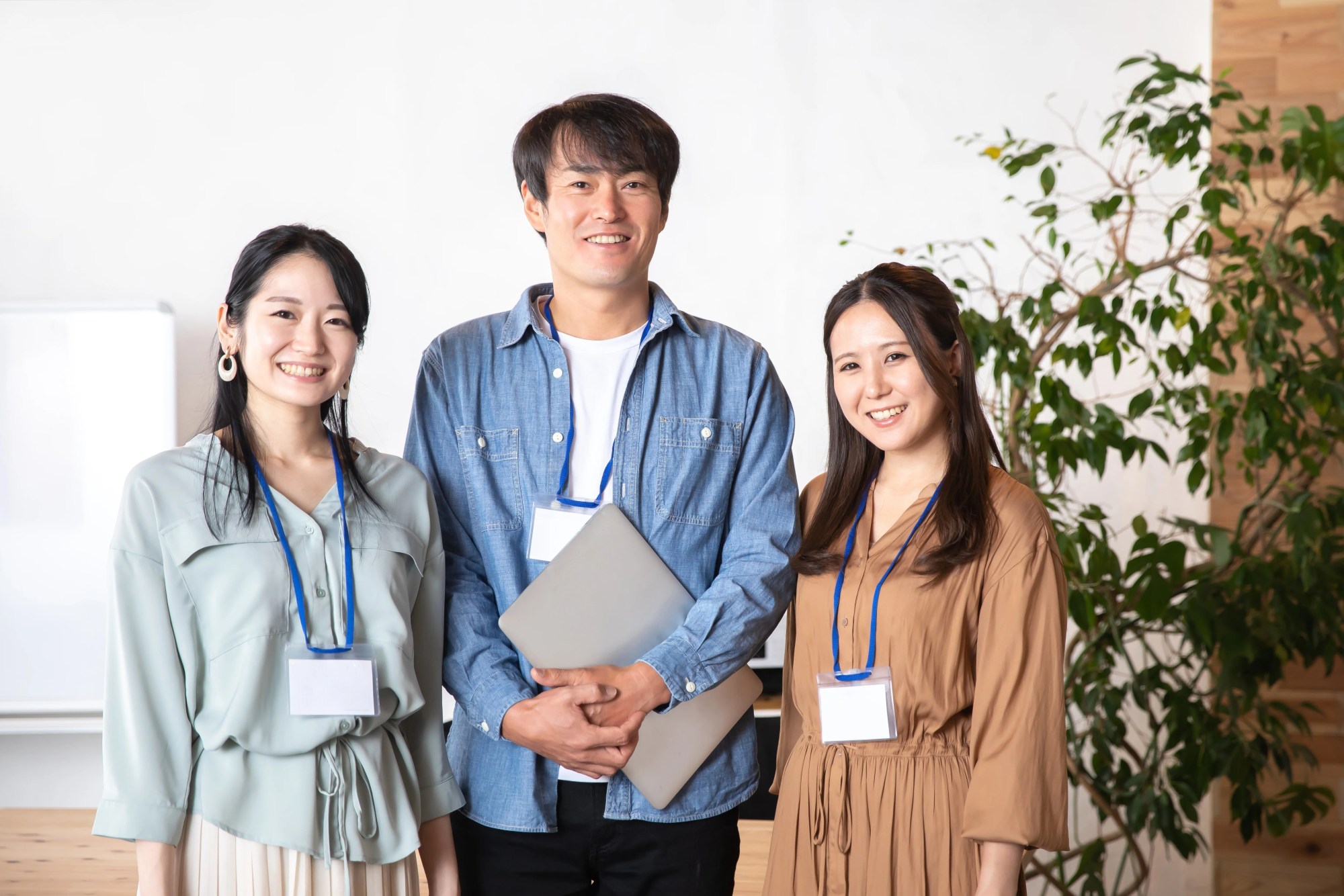 「良い職場環境」のイメージ_笑顔でこちらを見ている3名の男女